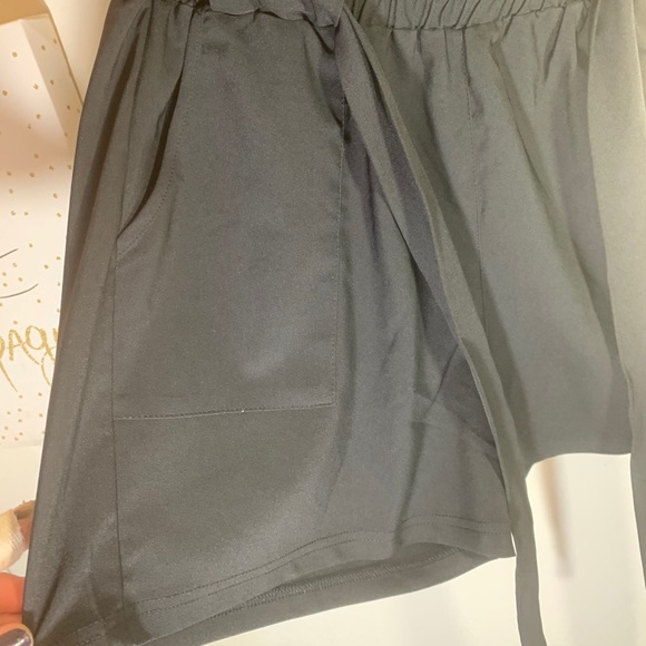 NWT black high waisted bow tie shorts size small - Picture 9 of 13